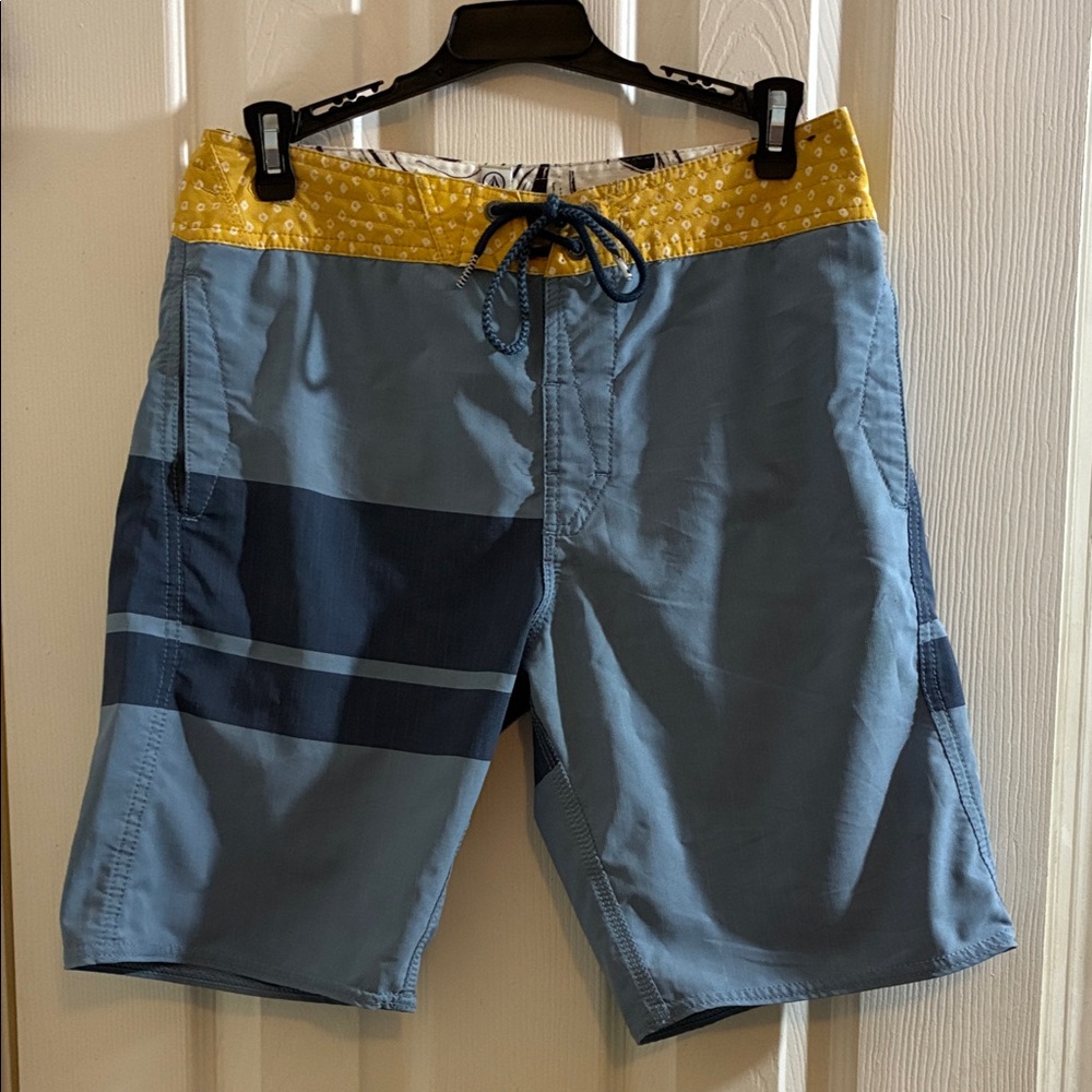 Volcom Board Shorts size 28 / Men’s Small Blue and Yellow